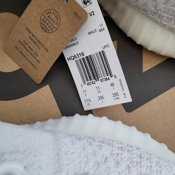 Yeezys 350 BOOST - Picture 6 of 6